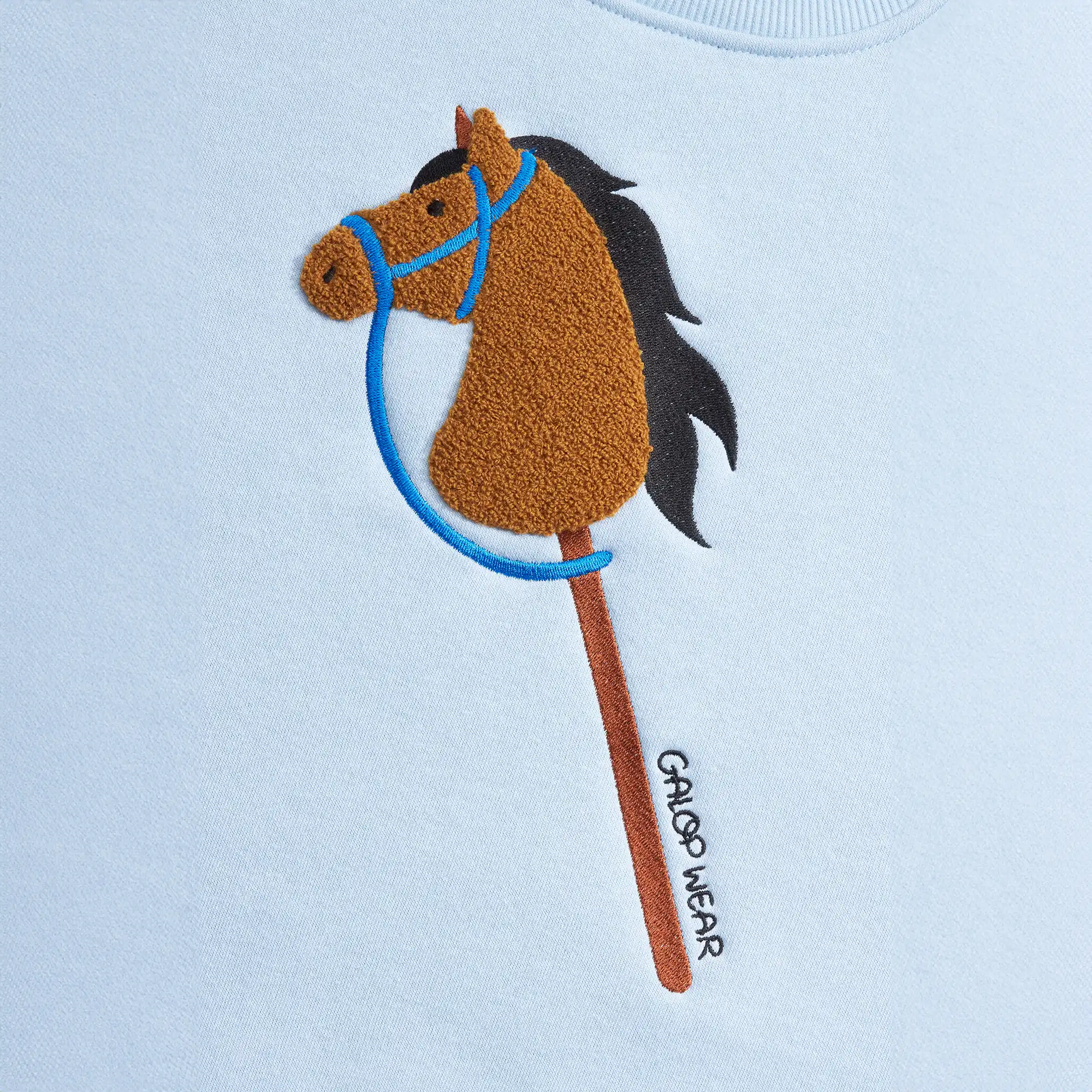 Błękitna bluza jeździecka GALOP WEAR Hobby Horse z haftem 3D, idealna dla miłośników koni i hobby horsingu.